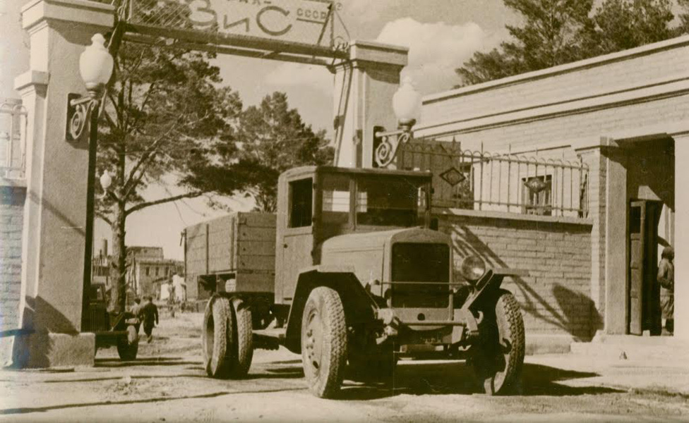 Az első Miasszban gyártott teherautó, egy ZISZ 5V 1944. július 8-án gördült ki a gyárkapun. A ZISZ 5-öt már egy évtizede gyártották különböző orosz gyártók, amikor a miasszi gyár is bekapcsolódott a termelésbe az új V jelű változattal, amelyen a háborús alapanyaghiány miatt sok ponton kellett egyszerűsíteni. Például szögletes sárvédőket és csak baloldali lámpát kaptak ezek a változatok. A ZISZ-5 különböző típusaiból 1932 és 1955 között több mint 1 000 000 darabot gyártottak az oroszországi gyárakban.