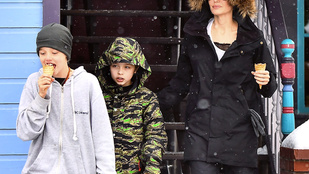 Angelina Jolie fogta pár gyerekét, és elvitte őket fagyizni a hóesésben