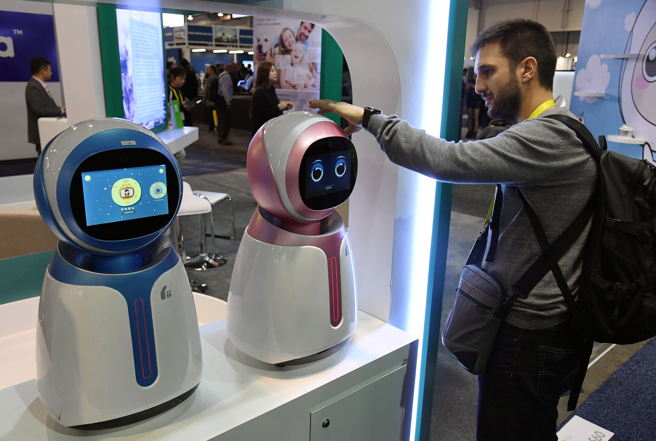 A Kikoo robotokat gyerekek számára fejlesztette a Hanwuji Intelligence. A 600 dolláros bébiszitter robotok arcfelismerő szoftverrel, életkorhoz igazított interaktív tartalommal, kommunikációs képességekkel rendelkeznek, a gyártó szerint a szülők rájuk bízhatják gyermekeiket, míg dolgoznak.
                        