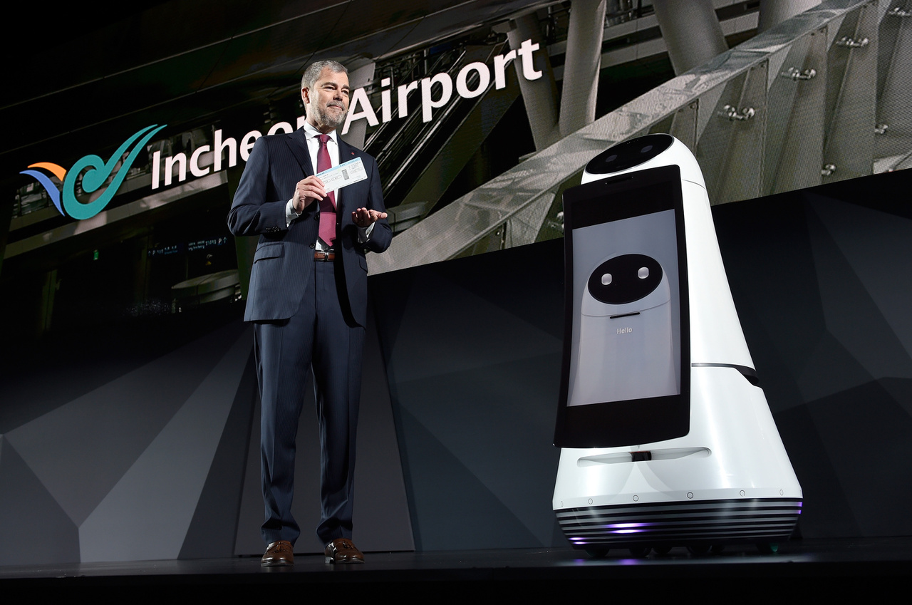 David VanderWaal, az LG Electronics USA elnökhelyettese bemutatta a cég reptéri idegenvezetőjét (Airport Guide Robot).