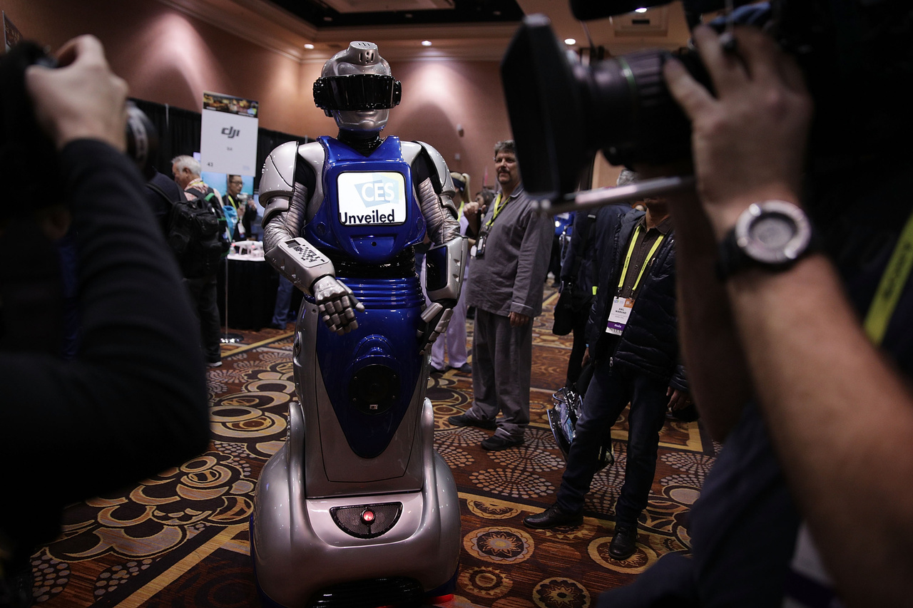 Robot üdvözli a CES-re érkezőket a Las Vegas-i Mandalay Bay konferenciaközpontban.
