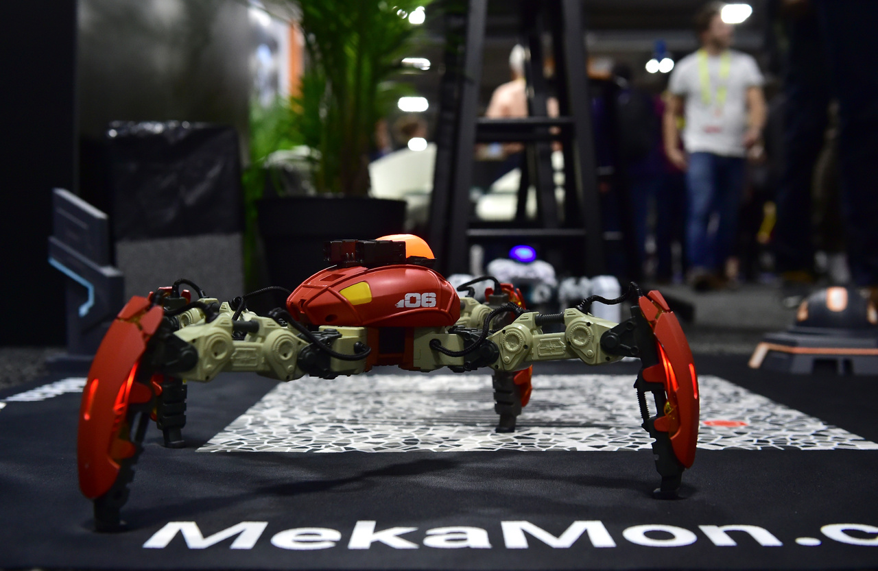 A Mekamont úgy mutatták be, mint a világ első intelligens robotjátékosa. Fejlesztő: Reach Robotics.