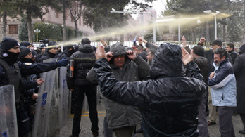 Magára szabná Törökországot Erdogan, gumilövedékkel lövik a tiltakozókat