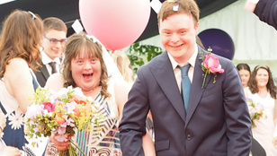 Fesztiválhangulatú esküvőn kelt egybe egy Down-szindrómás pár