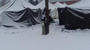 Embertelen a menekültek sátortáborban való elhelyezése