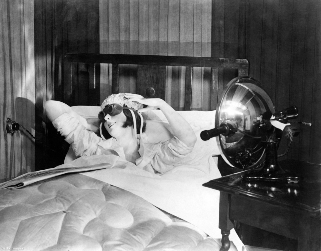 Otthoni barnítólámpa az 1920-as évekből. A napsugárzással vetekedő erősségű fény ellen védőszemüveg viselése volt javallt.