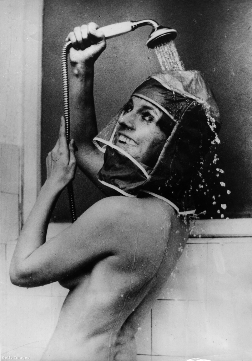 1970:  Inge Marschall, német színésznő a sminket és frizurát óvó vízhatlan zuhanyozósapka működését demonstrálja. A német találmány nem indult világhódító útra.
