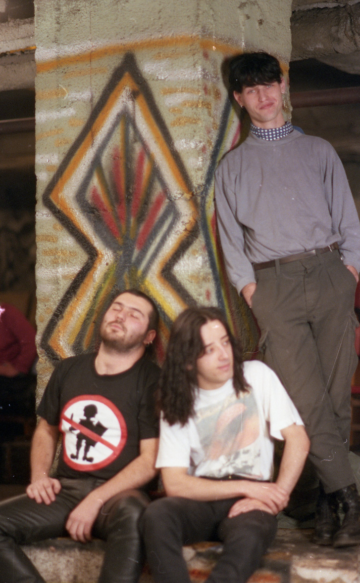 A korabeli magyar hardcore legfontosabb zenekara, az A.M.D., a kép bal oldalán látható Ferenczy Tibor (Sotár) volt az együttes frontembere. 1994-ben halt meg, kábítószer-túladagolásban.