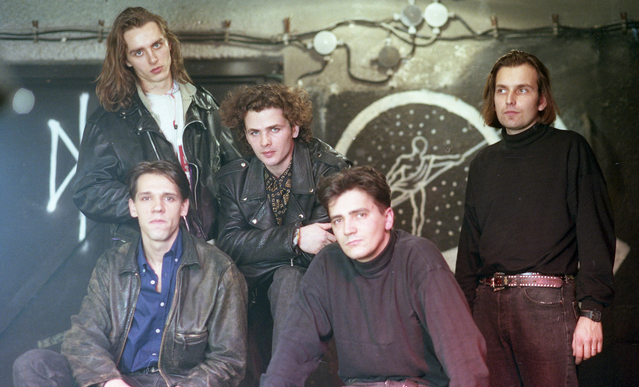 The Perfect Name - az 1989-ben indult, dark rockot játszó együttes életében is fontos szerepet játszott a Lyuk. A középen, lent látható billentyűs, Losonczy Pál ma a Jobbik politikusaként aktív.