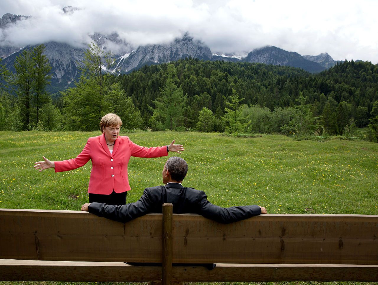 Angela Merkel és Obama egy G7-csúcs szünetében. Így nézhet ki, amikor a világ két fontos vezetője négyszemközt megbeszél valamit. A megbeszélést a bajor Alpokban tartották, a vezetők biztosításához 20 ezer német rendőrt mozgósítottak. A G7-ben Németország, az Egyesült Államok, Franciaország, Japán, Kanada, Nagy-Britannia és Olaszország állam-, illetve kormányfője vesz részt, akikhez csatlakozott az Európa Tanács és az Európai Bizottság elnöke is. A hetekhez 1998-ban csatlakozott Oroszország, de 2014-ben az ukrajnai események miatt felfüggesztették a tagságát. 