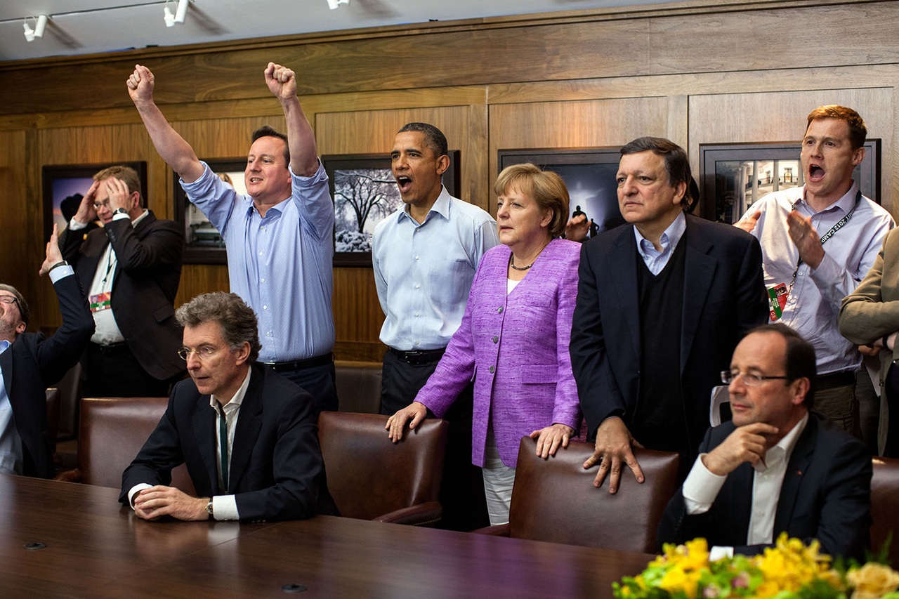 G8-csúcs Camp Davidben. 2012-ben készült a kép, a világ vezetői a Chelsea - Bayern München bajnokok ligája döntőt nézik egy kivetítőn. A képen szereplő vezetők közül ma már csak Angela Merkel, és François Hollande vannak vezető pozícióban. A francia elnök sem sokáig marad azonban hivatalban, mivel nem indul a tavasszal tartott elnökválasztáson. Németországban majd szeptemberben tartanak szövetségi választásokat.