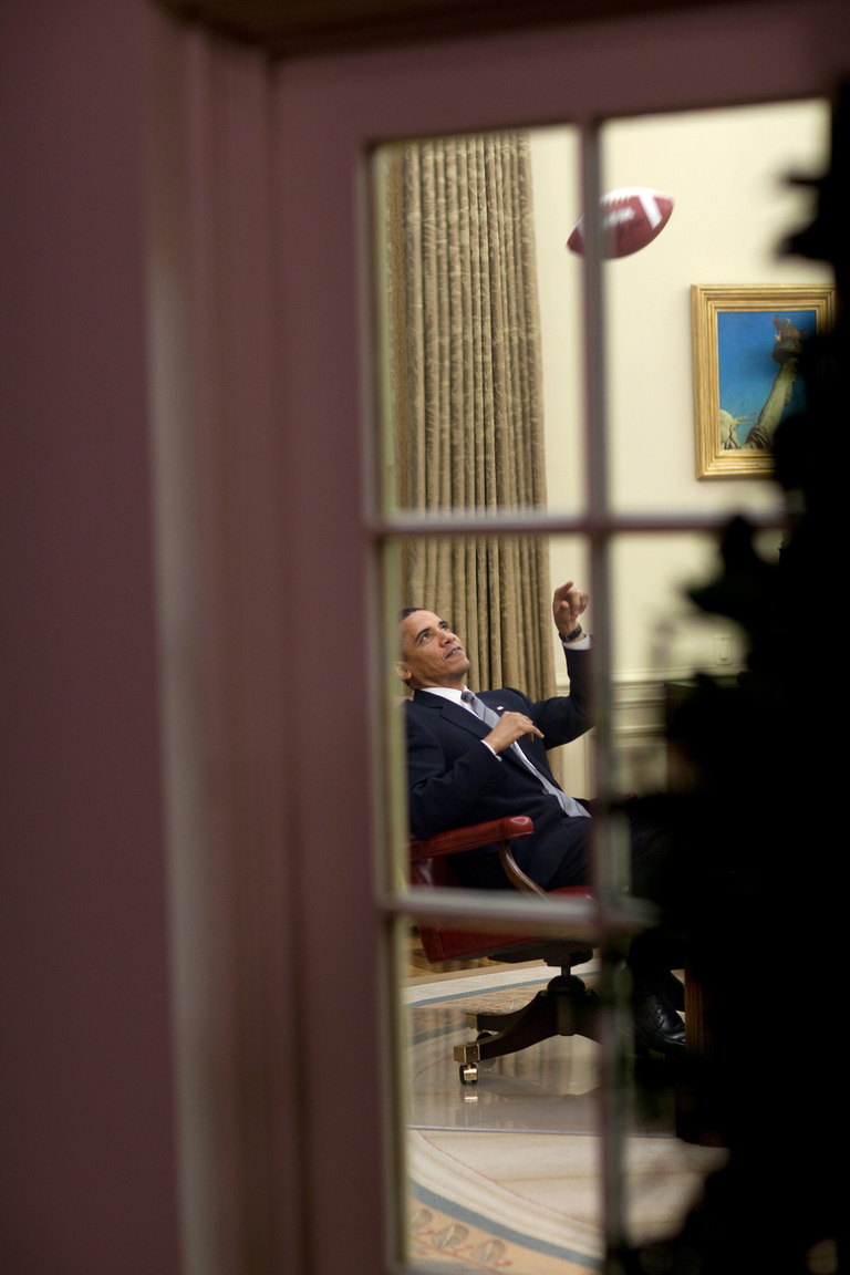 Obama munka után egy focilabdát dobál magának az irodában.