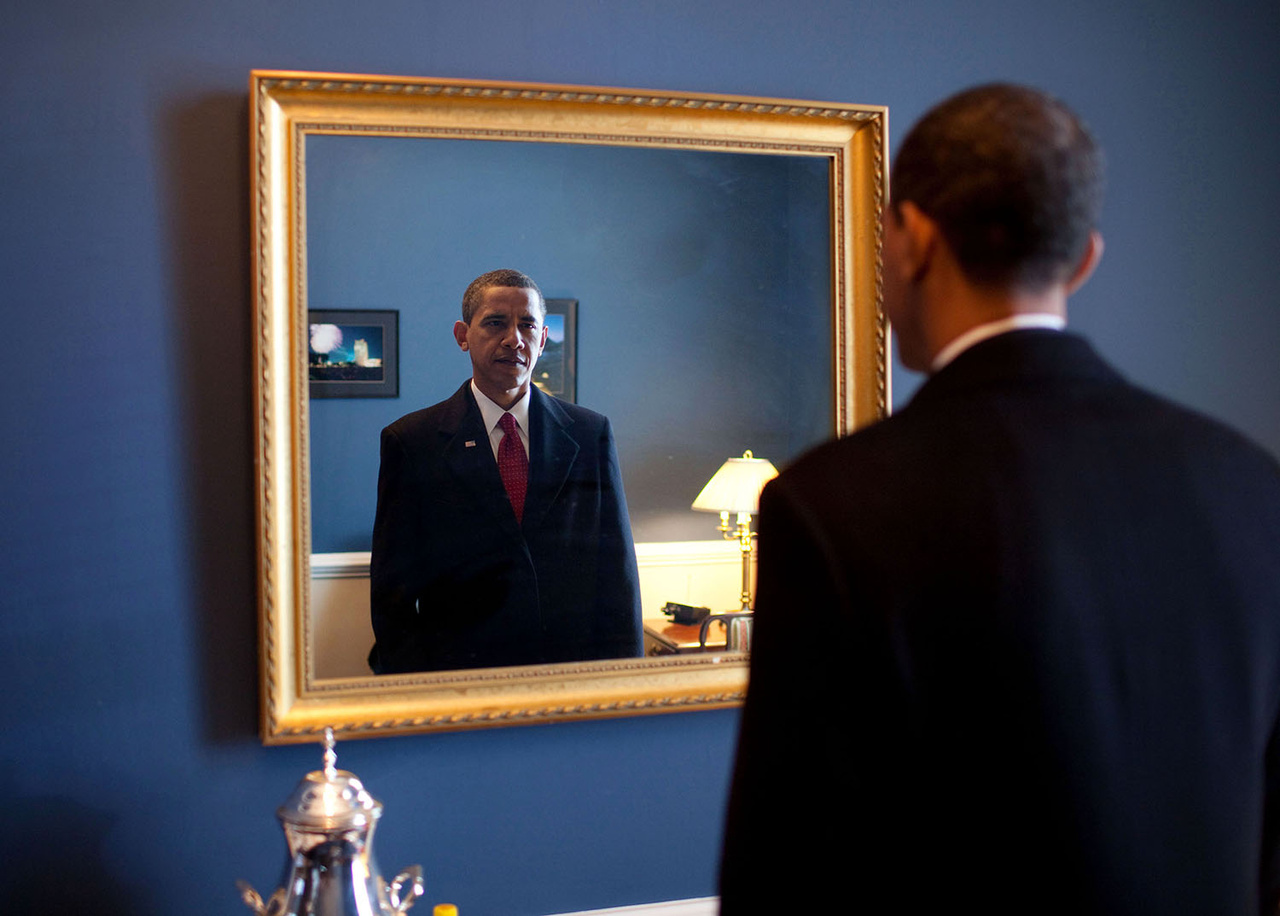 Obama belenéz a tükörbe, mielőtt 2009. január 20-án kilép az ajtón, hogy letegye elnöki esküjét a Capitóliumnál.