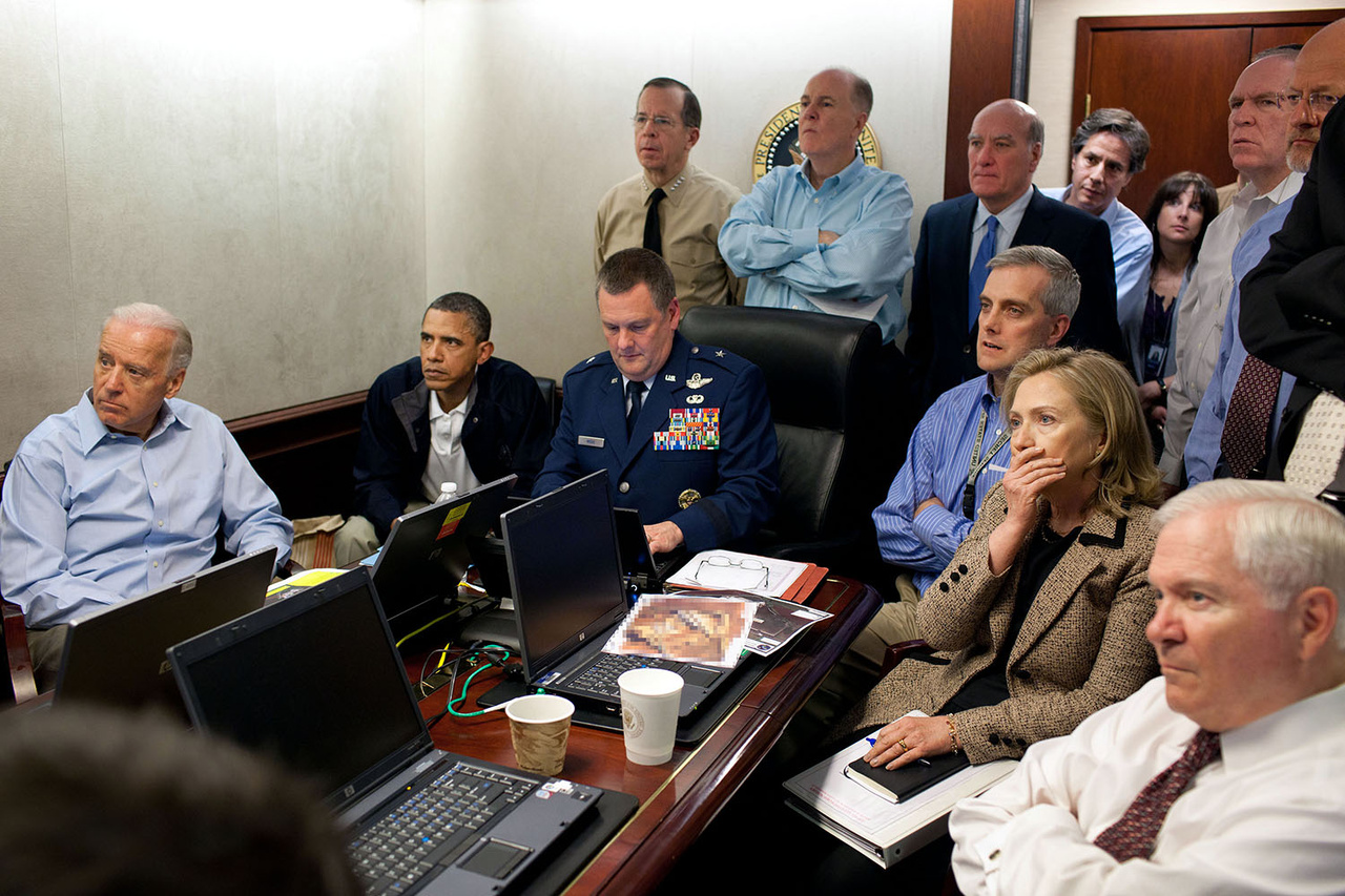 Souza egyik leghíresebb képe. Az elnök és a nemzetbiztonsági tanács több tagja élőben nézik az Oszama bin Laden rejtekhelye ellen indított kommandósakciót. A Situation Roomból utasításokat már nem tudtak adni az fejlövéssel zárult kommandósakció alatt, aminek kezdetén Obamáék még nem lehettek teljesen biztosak abban, hogy a terroristavezér a pakisztáni rejtekhelyen van. Oszama bin Laden kódneve az akcióban Geronimo volt, erre utalva jelezték a kommandósok, amikor megölték 2011-ben. 