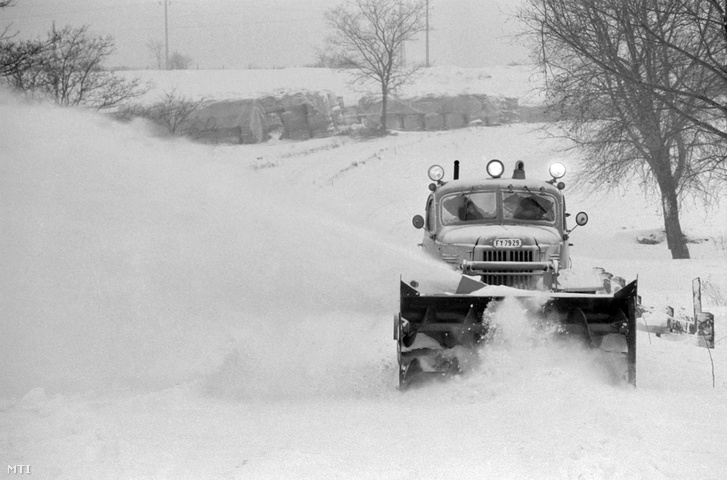 Zirc, 1987. január 14. Hómaróval tisztítják a Mór és Zirc közötti utat. A megyében az utak többségét méteres hófalak szegélyezik, így gyakran egy nyomsávra szűkülnek az utak.