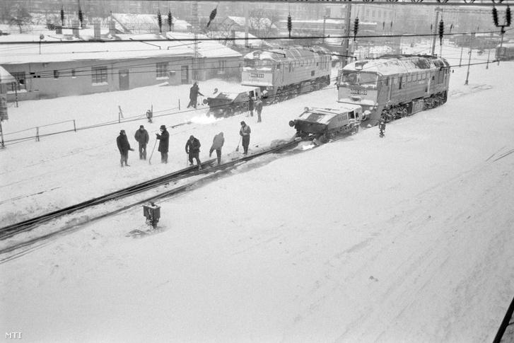 Budapest, 1987. január 12. Lángszórós, M62-es, Szergej bevenevű mozdonyok melegítik a váltókat a Déli pályaudvaron, ahol - a napok óta tartó rendkívüli havazás miatt - nagy erőkkel dolgoznak a vágányok megtisztításán. 
