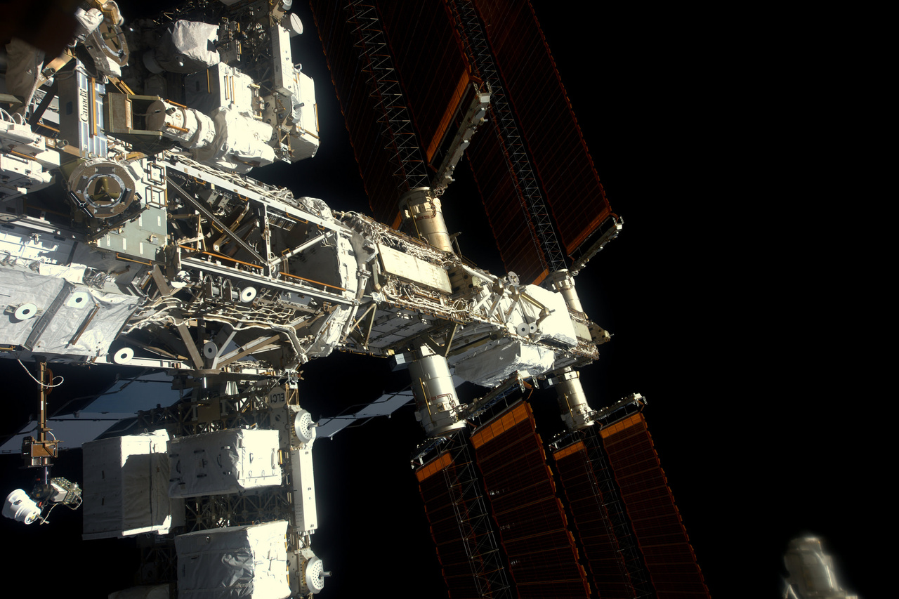 Kilátás az űrállomás oldalára. Balra alul, a fehér dobozokban vannak azok az akkumulátorok, amik a január 13-i űrsétán végrehajtandó cserére várnak.