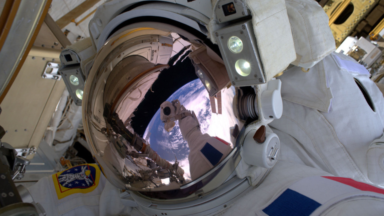 A francia űrhajós, aki megállás nélkül kukkolja a Földet