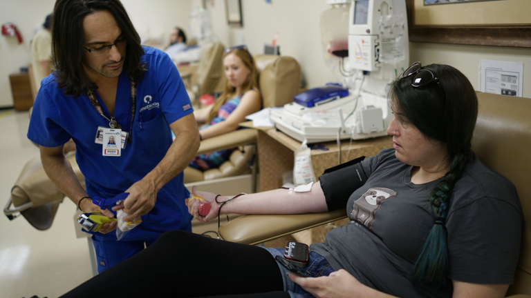 Pénztől esnek el a vérplazma-adományozók