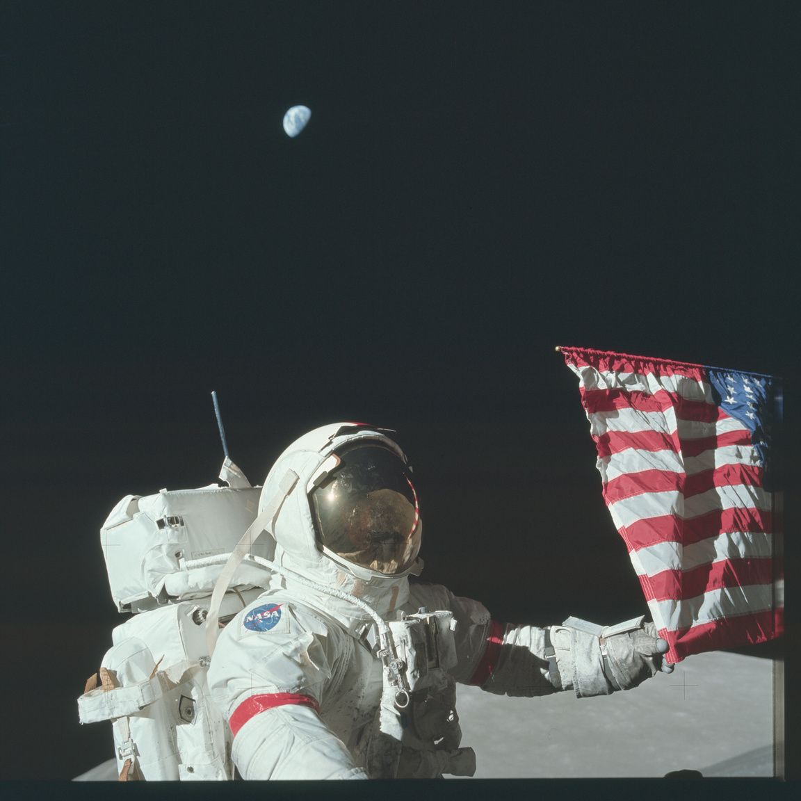 És a Holdon: Cernan megigazítja az Egyesült Államok zászlaját