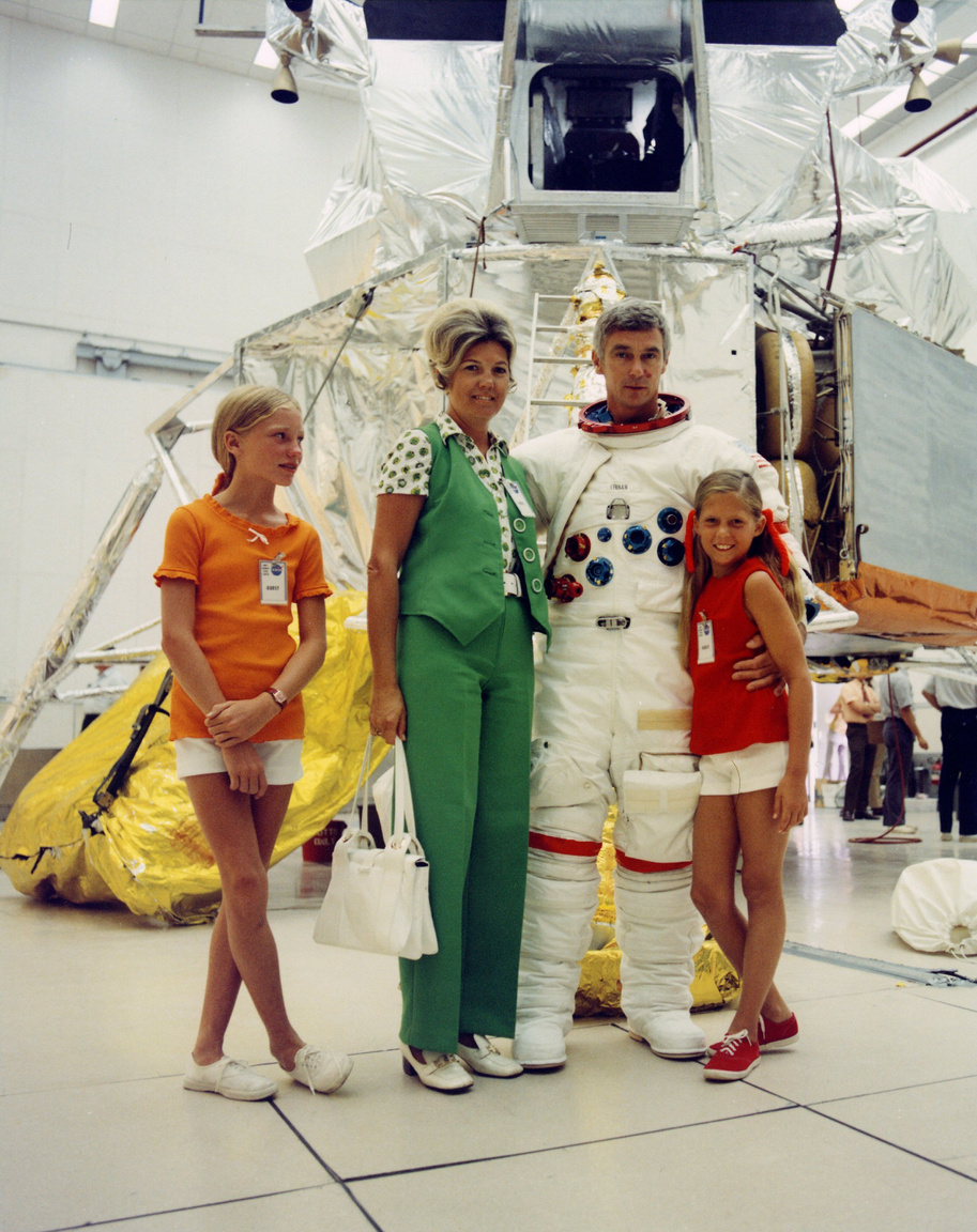 1972. augusztus 4. Cernan, az Apollo-17 küldetés parancsnoka feleségével, lányval és lánya egyik barátnőjével a Kennedy Űrközpontban, a holdsétatréning szünetében.