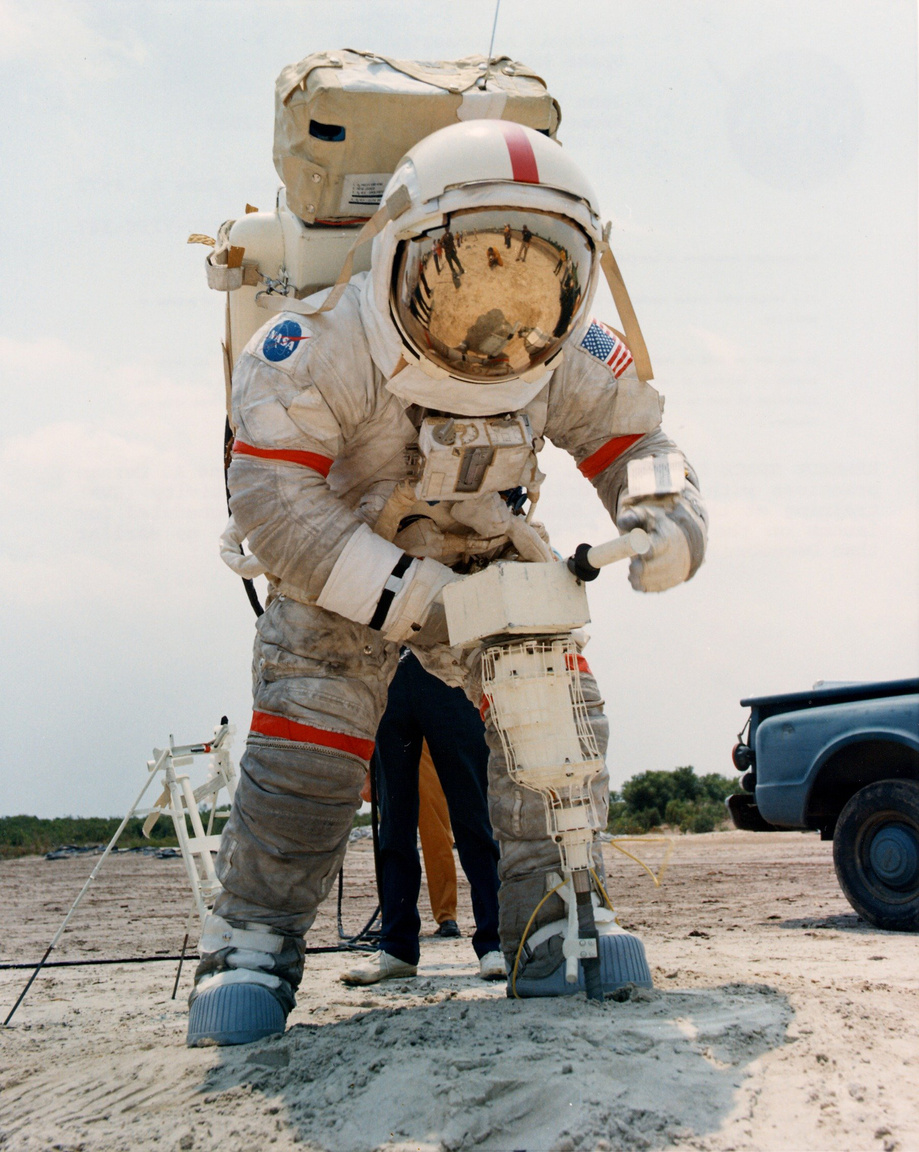 1972. június 8.: Cernan kőzetfúrógéppel gyakorol, hét hónappal az Apollo-17 startja előtt.