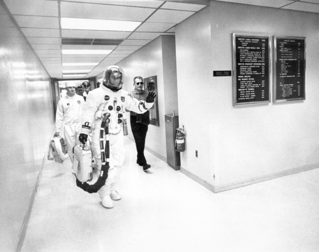 Az Apollo-10 egyik visszaszámlálás-gyakorlatára tart cernan. Mögötte napszemüvegben Deke Slayton, az űrhajósok főnöke.