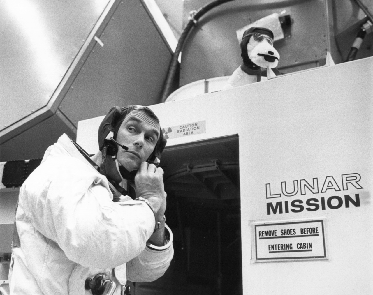 1969. április 17.: a holdkompszimulátorba lépés előtt igazgatja sapkáját Cernan.