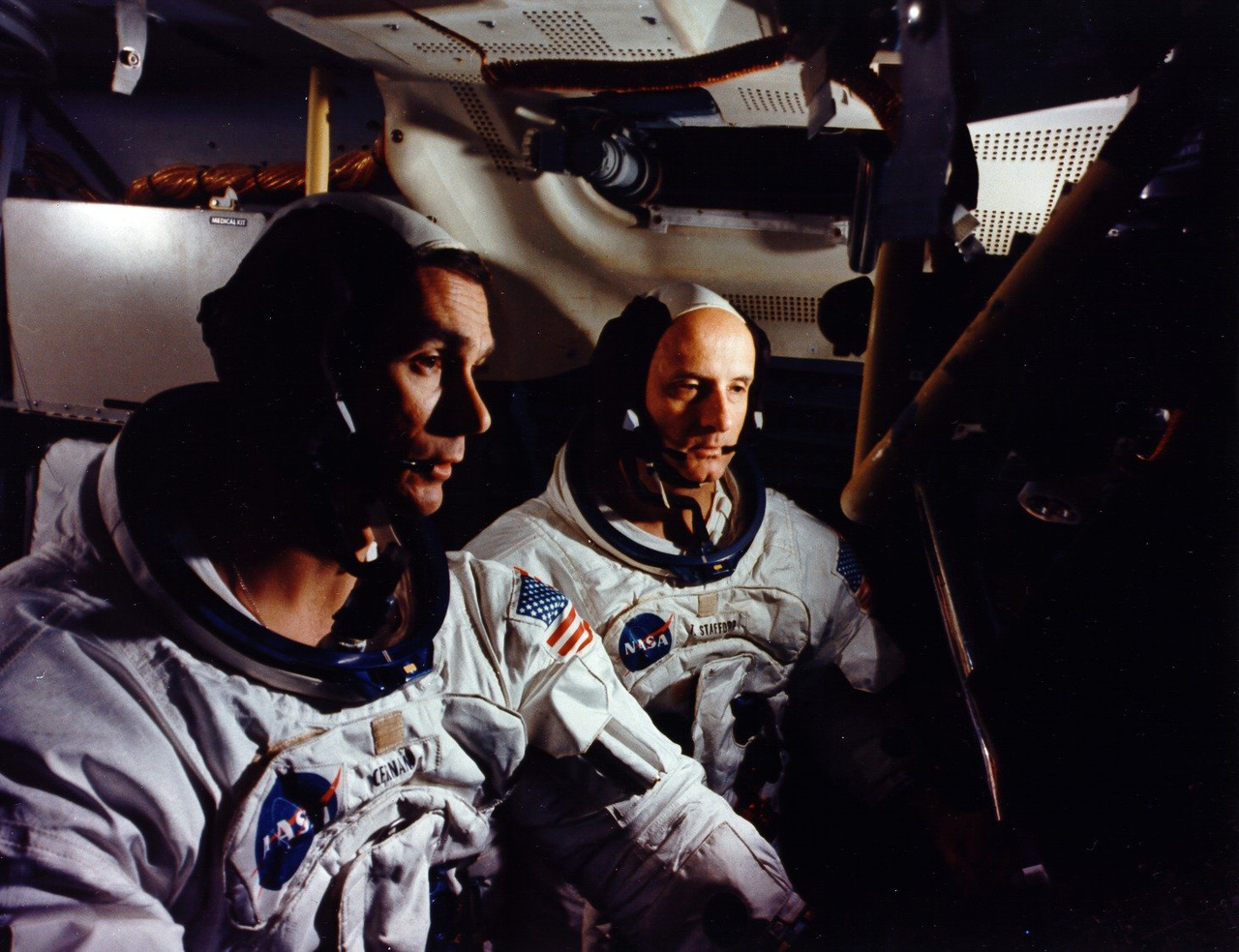 Az Apollo-10 küldetés két tagja szimulációs tréningen . Stafford a parancsnok, Cernan a holdkomppilóta.