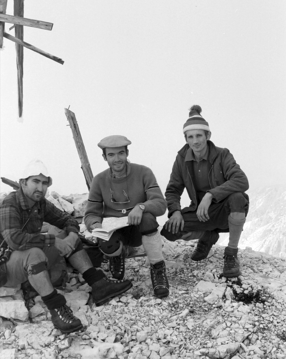 A jugoszláv (ma szlovén) Júliai Alpok 1972-benA kép nem farsangon készült, hanem a csúcson, két korszerűen felöltözött spanyol hegymászóval (jobbra).&nbsp;