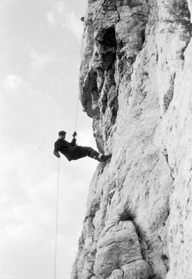 Csobánka, Oszoly-szikla 1968-banAz ereszkedő sziklamászó képén fájdalmasan köszön vissza a sport letűnt évszázada, amikor még a ma használatos eszközök nélkül bocsátkoztak alá a mélységbe az alpinisták. A dülfer technikának nevezett ereszkedési módhoz technikai eszköz nem kellett ugyan, de a testen speciálisan megcsavart kenderkötél fájdalmas volt, és hamar tönkretette a legjobb bricsesznadrágot is.