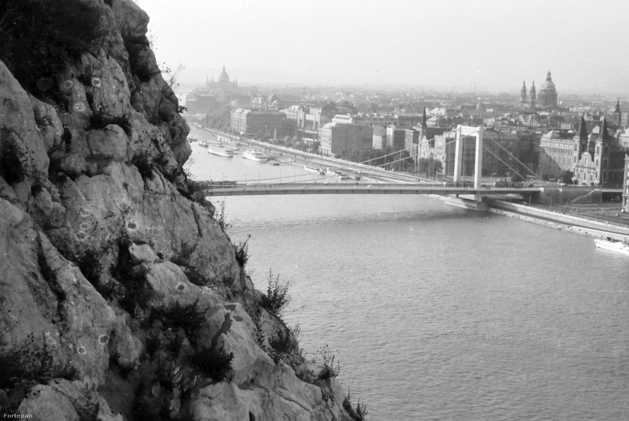Kilátás a Gellérthegyről 1967-benEzek a dolomitsziklák már az őssziklamászókat is kísértésbe hozták, megmászásuk sokáig az első próbatételek közé tartozott a századfordulótól az ötvenes évekig. Ahogy az 1913-as Hefty-Vigyázó-féle korai mászó kalauz írta: “Budapest közvetlen területén is számos alkalom kínálkoznék a sziklamászásra, de ezeket nem szabad kihasználni, nagyobb részben méltánylandó okok miatt. Itt van elsősorban a Gellérthegy, amelynek gyönyörű dolomitsziklái izgalomba hozzák a sziklamászó szívét; mégsem szabad rájuk menni s helyesen, mert eltekintve attól, hogy a sziklamászás által meglazított és legurított kövek veszélyeztetnék a forgalmat s a járókelők épségét, a mászásnak a város kellő közepén való gyakorlása folyton csődületet okozna s oly elemeket (különösen gyermekeket) csábítana utánzásra, amelyek nem bírnak sem a kellő értelmi, sem az anyagi tökével, amely a sziklamászás természetében rejlő veszedelem korlátozását lehetővé tenné.”