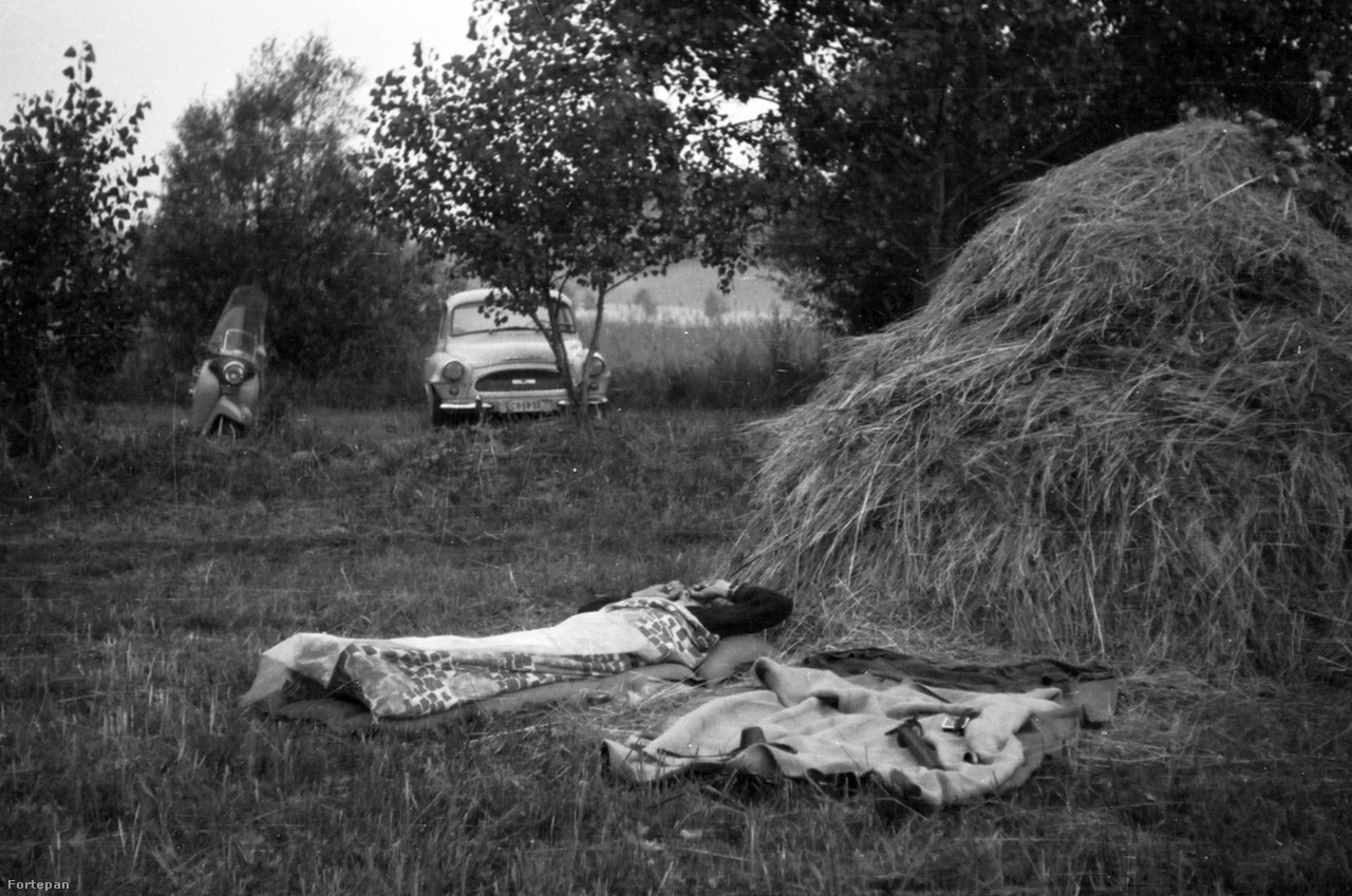 Ébredés szénakazal mellett, 1968Természetben alvás a high tech matracok és hálózsákok feltalálása előtt, gumimatrac és plédek segítségével. Akkoriban elképzelhetetlen volt, hogy a szabadban éjszakázás kényelmesebb is lehet, mint otthon, az ágyban. A sajgó csontokért csak egy jó kis Badacsony-mászás kárpótolt.
