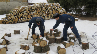 Mint a népmesében: fát vágtak és járdát sóztak a rendőrök egy idős néninél Zalában