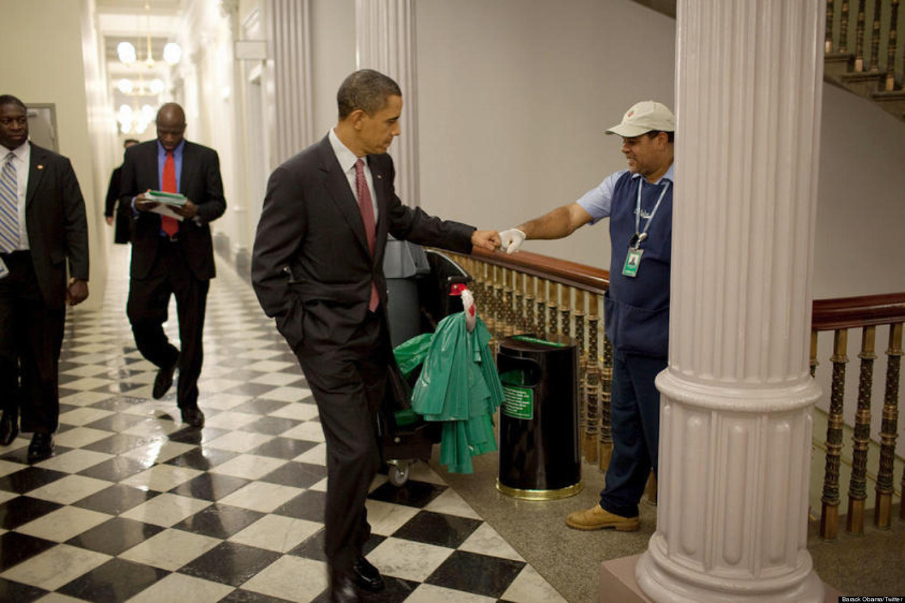 Obama pacsizik egy takarítóval a Fehér Házban. A Fehér Házban 132 szoba, 147 ablak, 28 tűzhely, 8 lépcső és 3 lift van – 96 ember dolgozik teljes állásban, 250-en pedig részmunkaidőben a személyzet tagjaként például a konyhán, takarítóként, vagy éppen virágárusként.