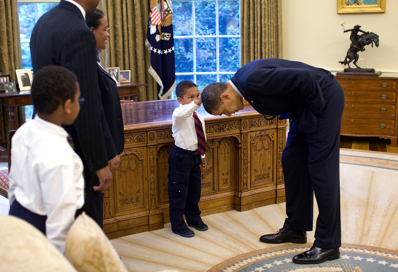 Obama lehajol, hogy egy kisfiú - aki őszintén csodálta a haját - megtapogathassa. A fiú azt mondta Obamának, hogy most volt fodrásznál, és olyan hajat kért, mint az övé, de szeretné leellenőrizni, hogy egyforma lett-e.