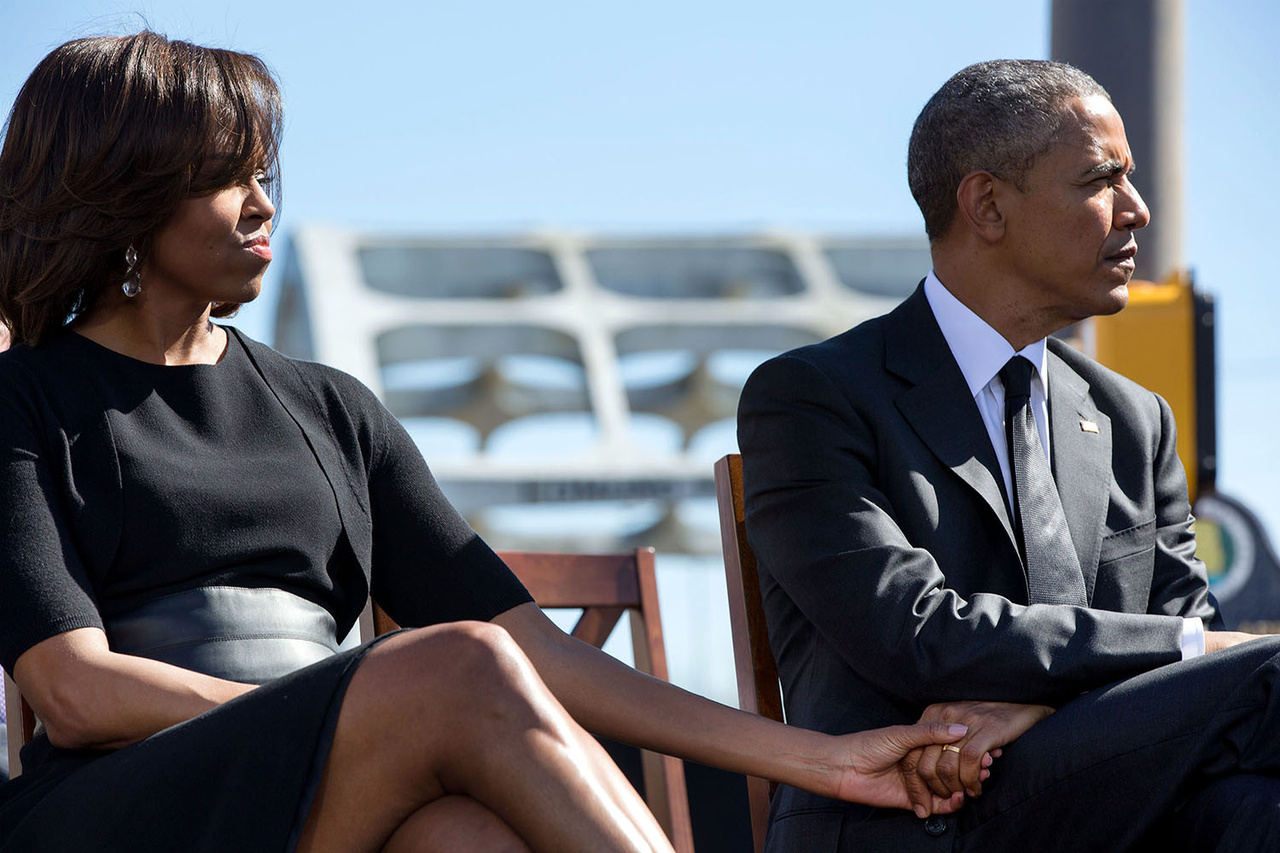 Michelle Obama egy pillanatra megfogta férje kezét a véres vasárnapi megemlékezésen. Obamáék kisebbik lányukkal, Sashával, és a véres vasárnap egyik súlyosan megsérült résztvevőjével álltak annak a menetnek az élére, ami az Edmund Pettus híd felé vonult Selmában. 1965-ben Martin Luther King vezette azt a menetet, amit a rendőrök brutális eszközökkel próbáltak meg feloszlatni.