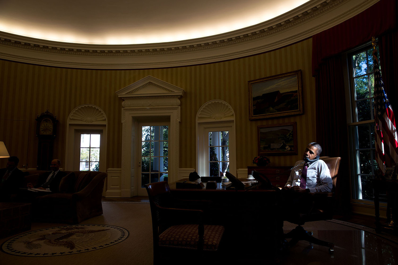 Egy igazán komoly kép a dolgozó elnökről az irodájában.