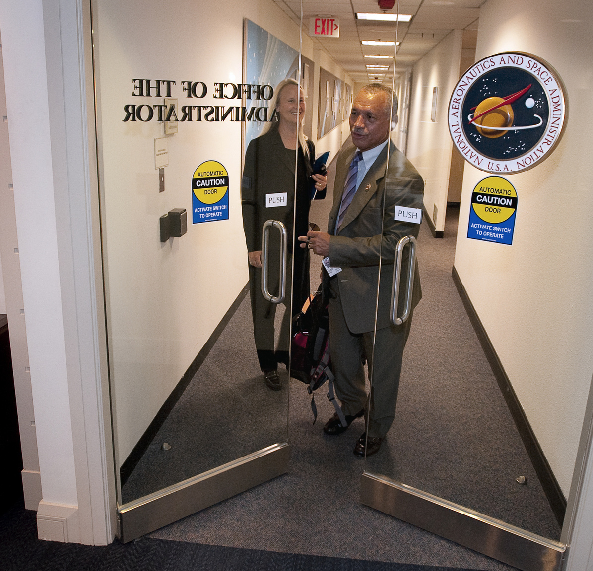 2009. július 17., az elő munkanap: Charles F. Bolden belép a NASA washingtoni irodájának ajtaján.