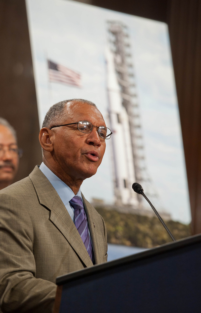 2011. szeptember 14. A NASA igazgatója bemutatja a sajtónak az űrügynökség új, jövőre vonatkozó terveit, az SLS rakétarendszert, amivel a Marsra szeretnének embert küldeni.