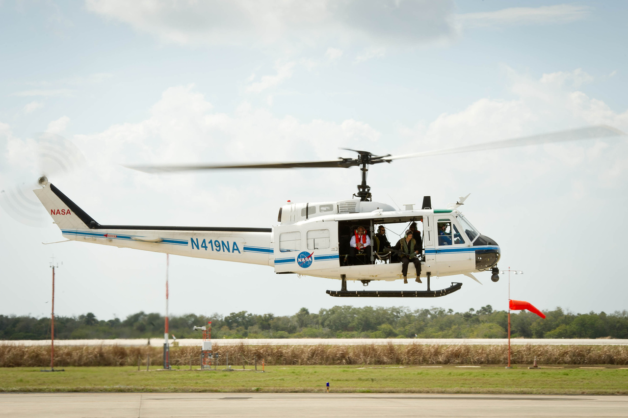 2011. február 24. Bolden a Discovery űrsikló utolsó útja előtt, a légteret ellenőrző helikopteren.