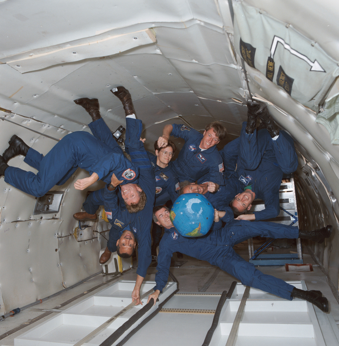 1991. augusztus 21.: az STS-45-ös küldetés tagjai súlytalansági kiképzésen, egy KC-135-ös repülőgép belsejében.