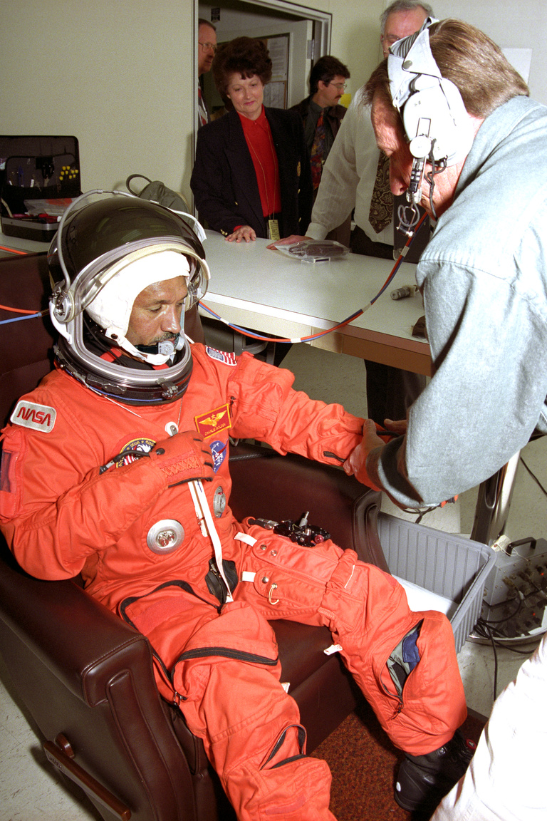 1994. február 3. Bolden parancsnok űrruhapróbán, pár nappal az STS-60-as küldetés előtt.