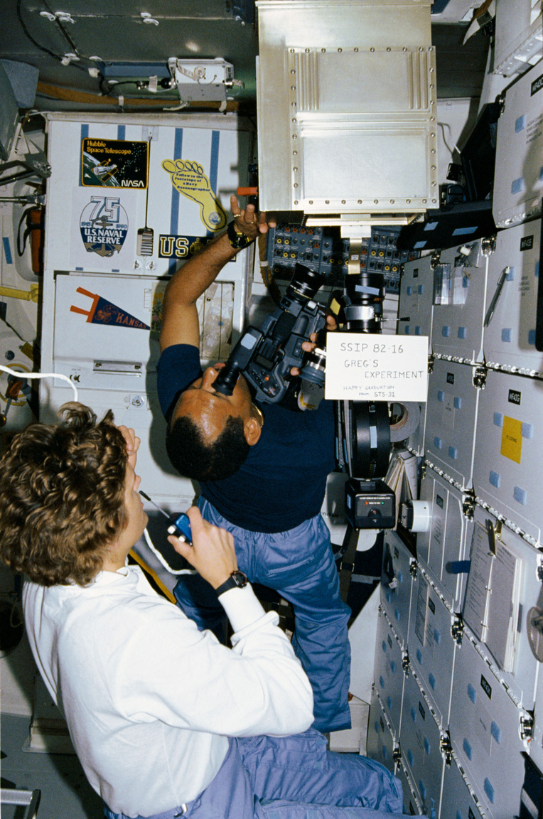 1990. április 29. Kathryn D. Sullivan és Charlie Bolden tudományos kísérlet közben a Discovery középső fedélzetén.