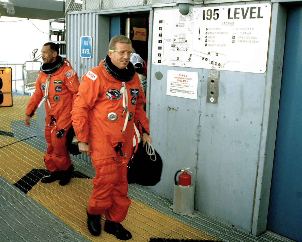 Bolden, az STS-31 küldetés pilótája és Loren J. Shriver parancsnok visszaszámlálás-gyakorlatra készülnek a Kennedy Űrközpont 39B startállásán.