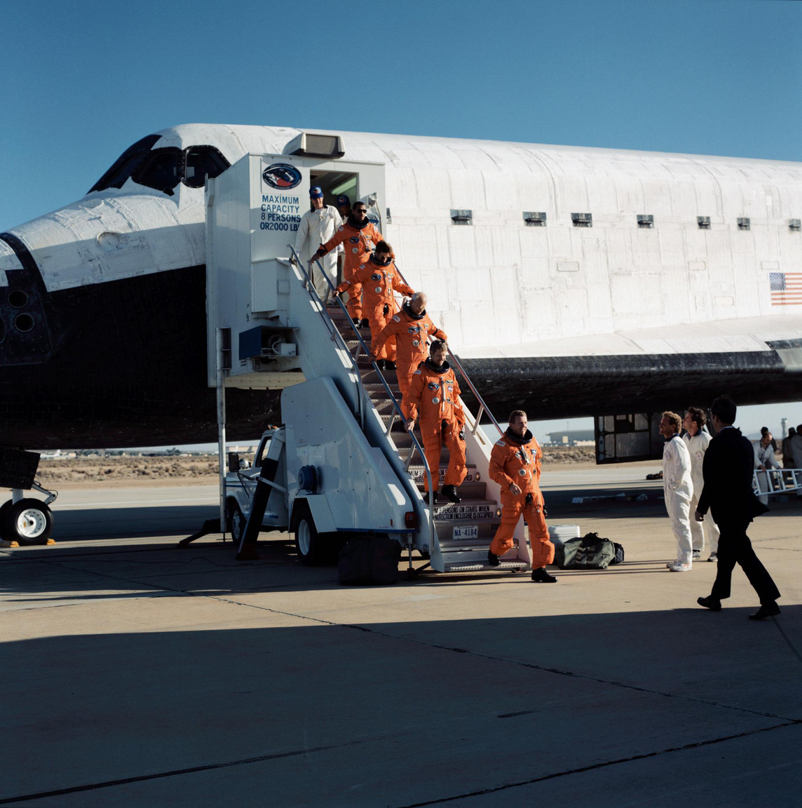 1990. április 29. A Hubble űrtávcsövet sikeresen pályára állító STS-31 küldetés legénysége (Bolden napszemüvegben, utolsóként), elhagyja a Discovery űrsiklót landolás után.