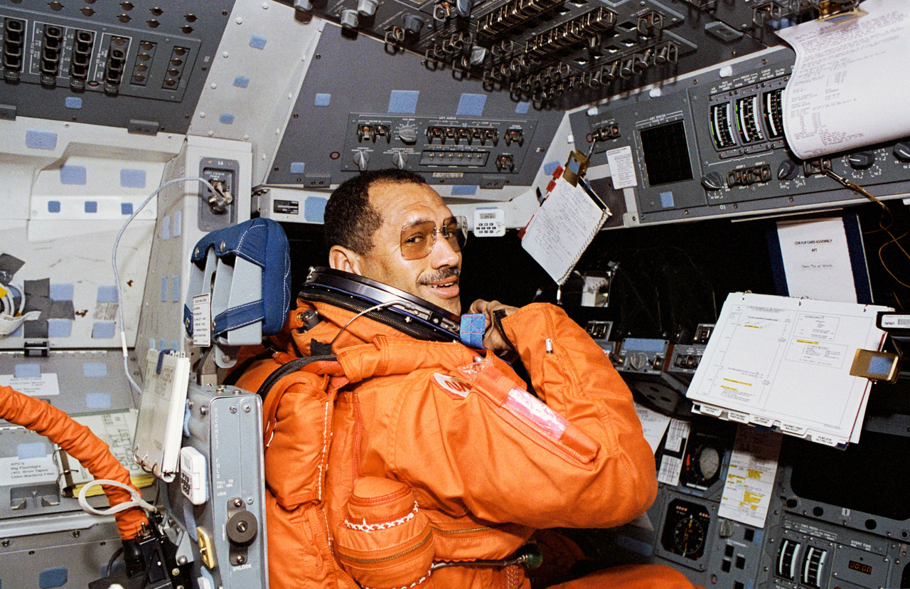 1994. február elején a Discovery űrsikló pilótájaként az orosz MIR űrállomást kellett megközelítenie. Egy évvel később az Atlantis űrsikló sikeresen dokkolt is az orosz űrbázishoz.  