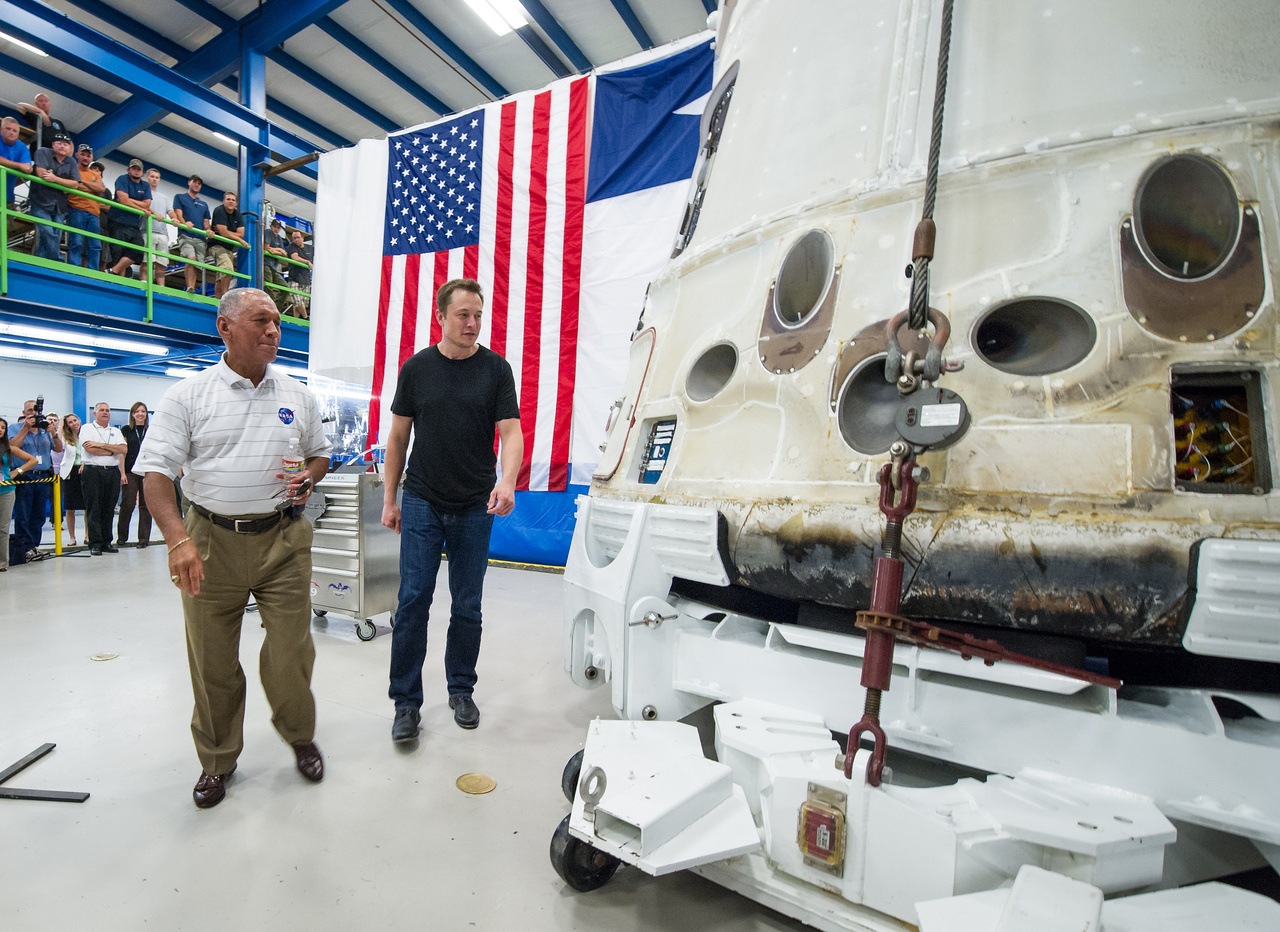 2012. június 13. Elon Musk, a SpaceX főnöke megmutatja a cége által tervezett és épített Dragon űrhajót a NASA igazgatójának, miután a Dragon sikeresen teljesítette első ember nélküli küldetését a Nemzetközi Űrállomásra.