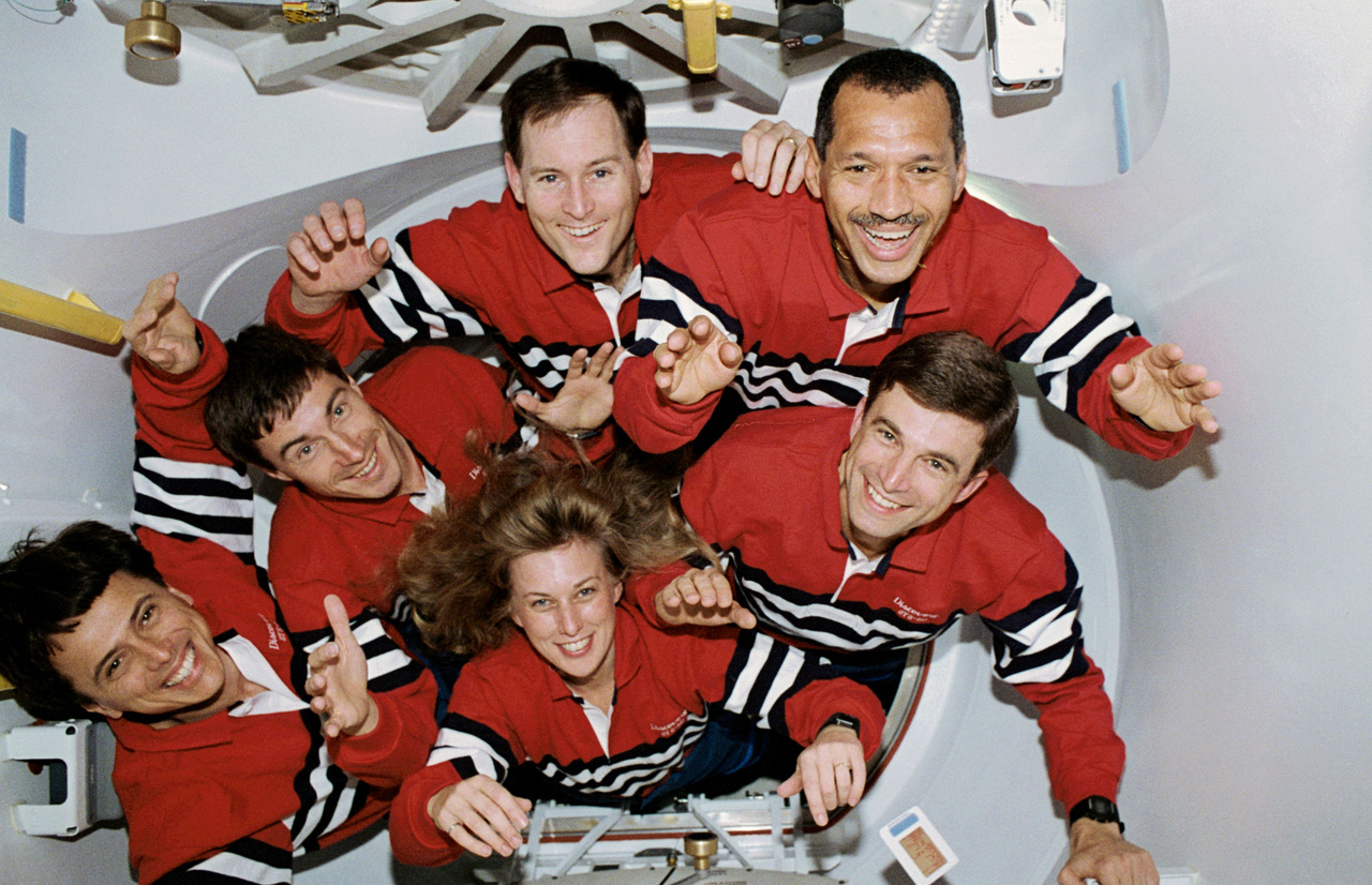 Negyedik, egyben utolsó űrutazásán Bolden volt a parancsnoka az 1994. február 3. és 11. közt véghezvitt STS-60-as űrsiklóküldetésnek. A Discovery fedélzetén hat űrhajós, köztük az orosz Krikaljev végzett tudományos kísérleteket a Spacehab modulban. A kép kedvéért mind a hatan az űrlaborba vezető szűk átjáróba préselték magukat. Bolden a jobb fölső sarokban látható, tőle az óra járásával egyező irányban: Ronald M. Sega és N. Jan Davis küldetésspecialisták; Franklin R. Chang-Diaz rakományparancsnok; Sergei K. Krikalev specialista és Kenneth S. Reightler Jr., pilóta.