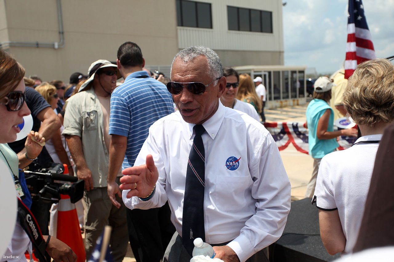 2011. július 21. A NASA igazgatója az Atlantis visszatérését ünneplő tömegben.